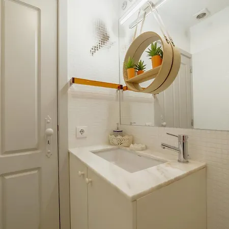 Downtown Modern With Terrace By Vacationy * Порту