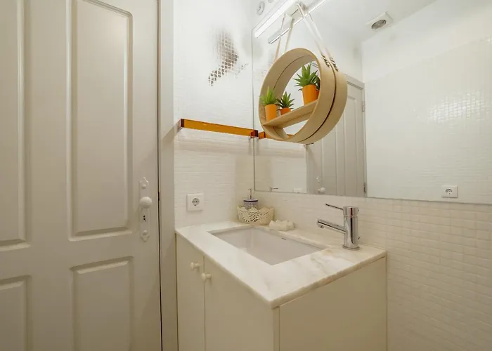 Downtown Modern With Terrace By Vacationy * 波尔图