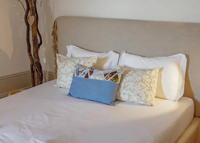 Downtown Modern With Terrace By Vacationy *