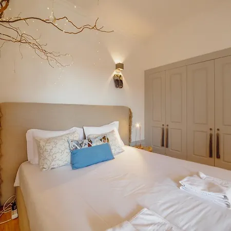 Downtown Modern With Terrace By Vacationy