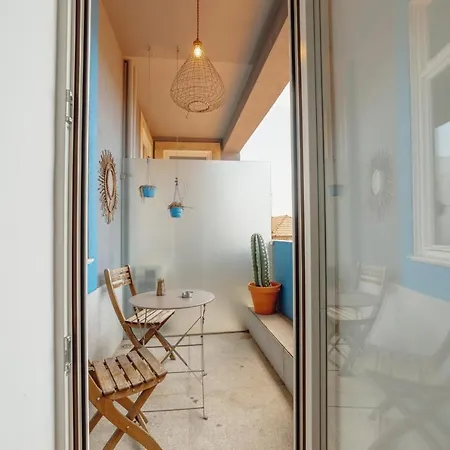 Downtown Modern With Terrace By Vacationy *