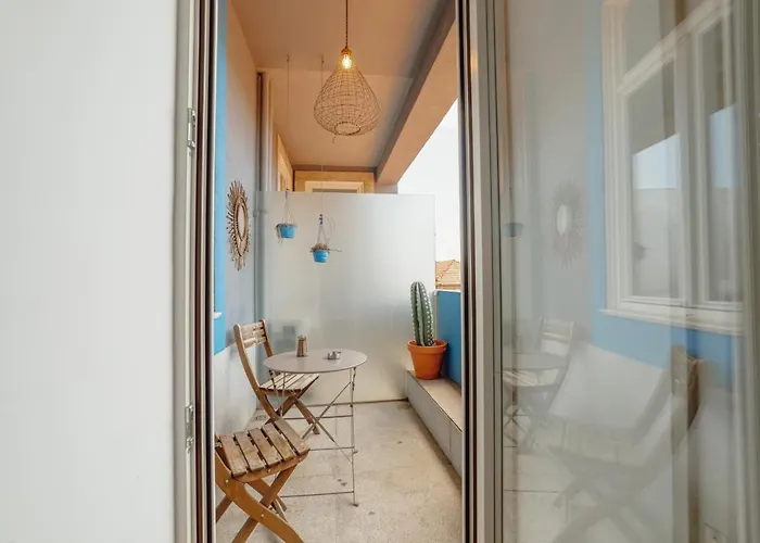 Downtown Modern With Terrace By Vacationy *