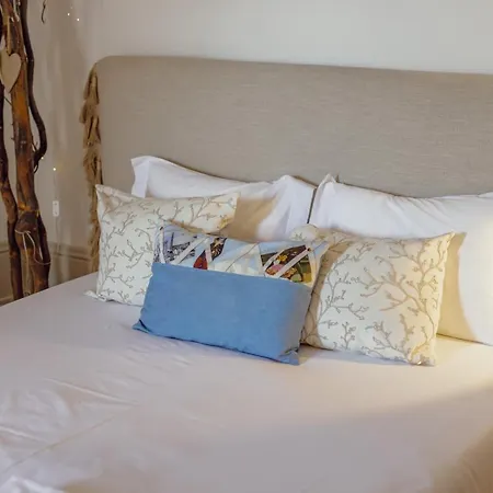 Downtown Modern With Terrace By Vacationy *