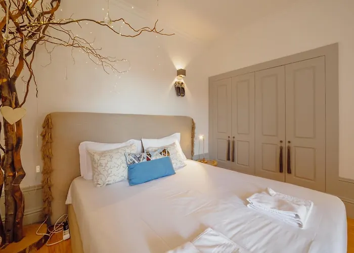 Downtown Modern With Terrace By Vacationy